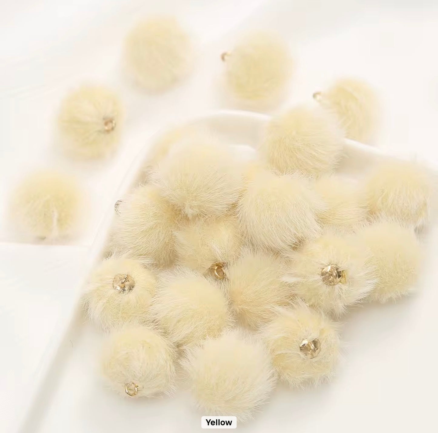 Fluffy pendant beads 20pcs