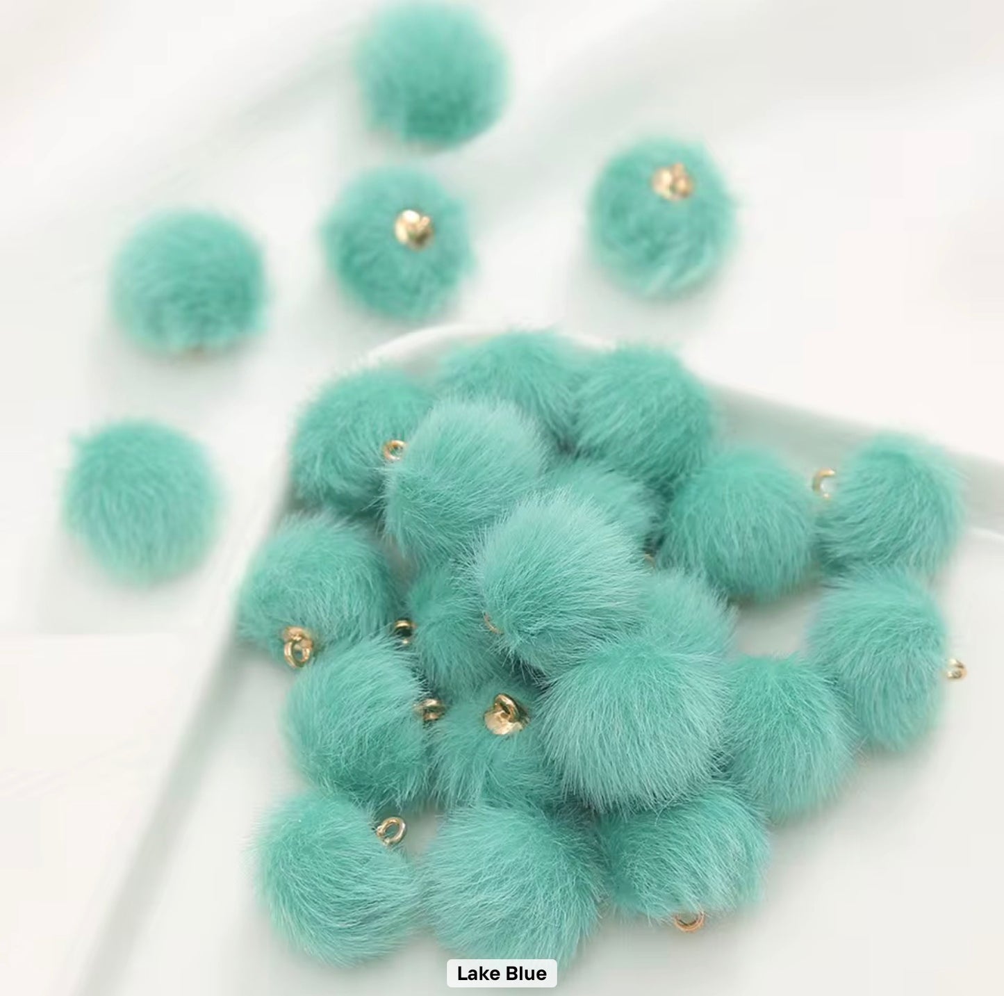 Fluffy pendant beads 20pcs